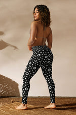 Load image into Gallery viewer, Eagle Ray Women&#39;s Yoga Leggings
